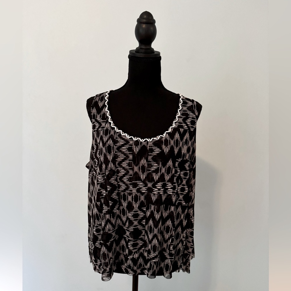 Black and White Patterned Women's Top